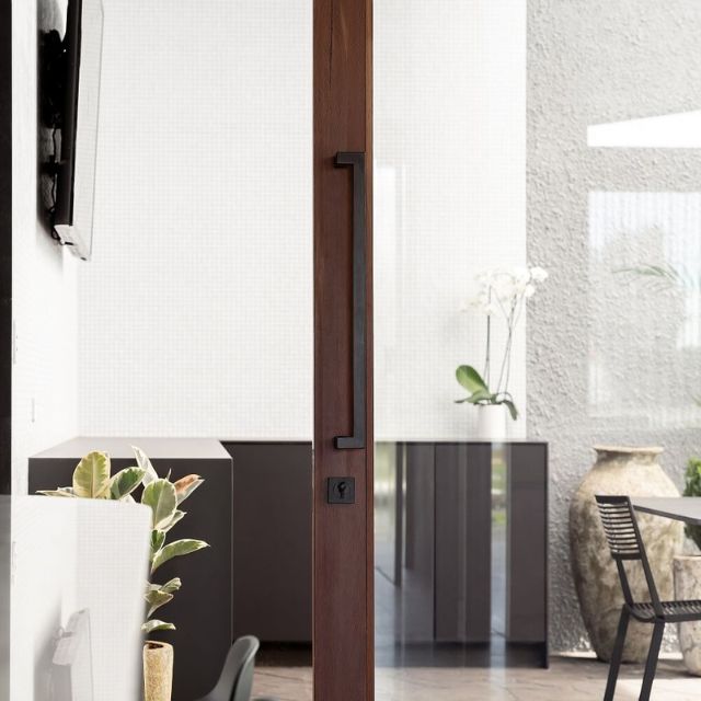 Zanda Nitro Offset Pull Handles 625mm Matte Black