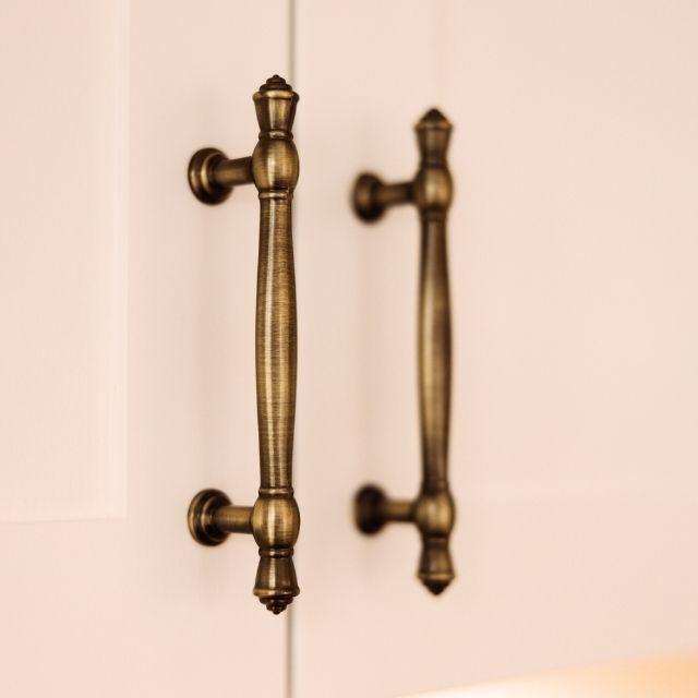 Castella Windsor Handle  Antique Brass