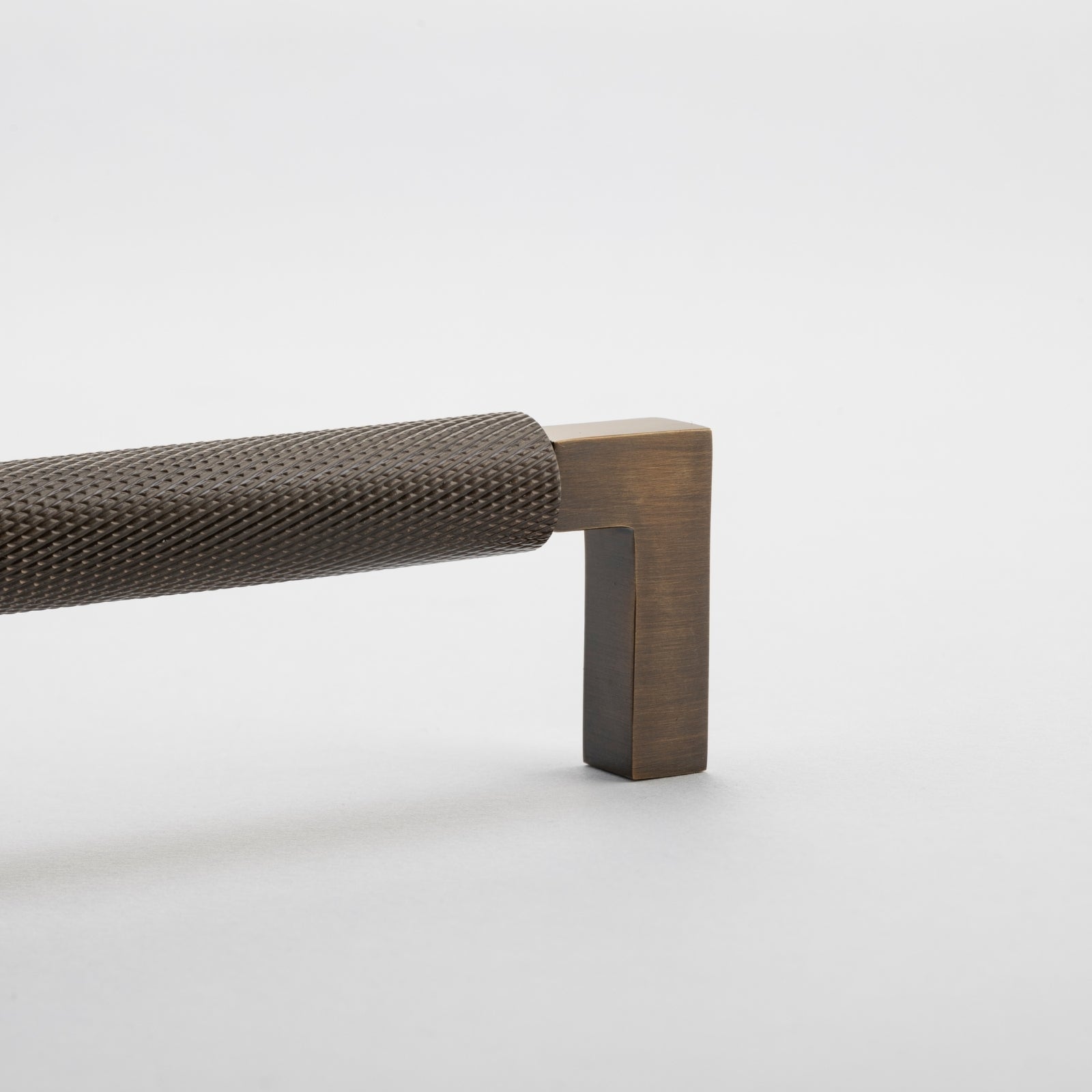 Details 2 Iver Brunswick 256mm Cabinet Pull Handle Signature Brass 22124 - The Blue Space