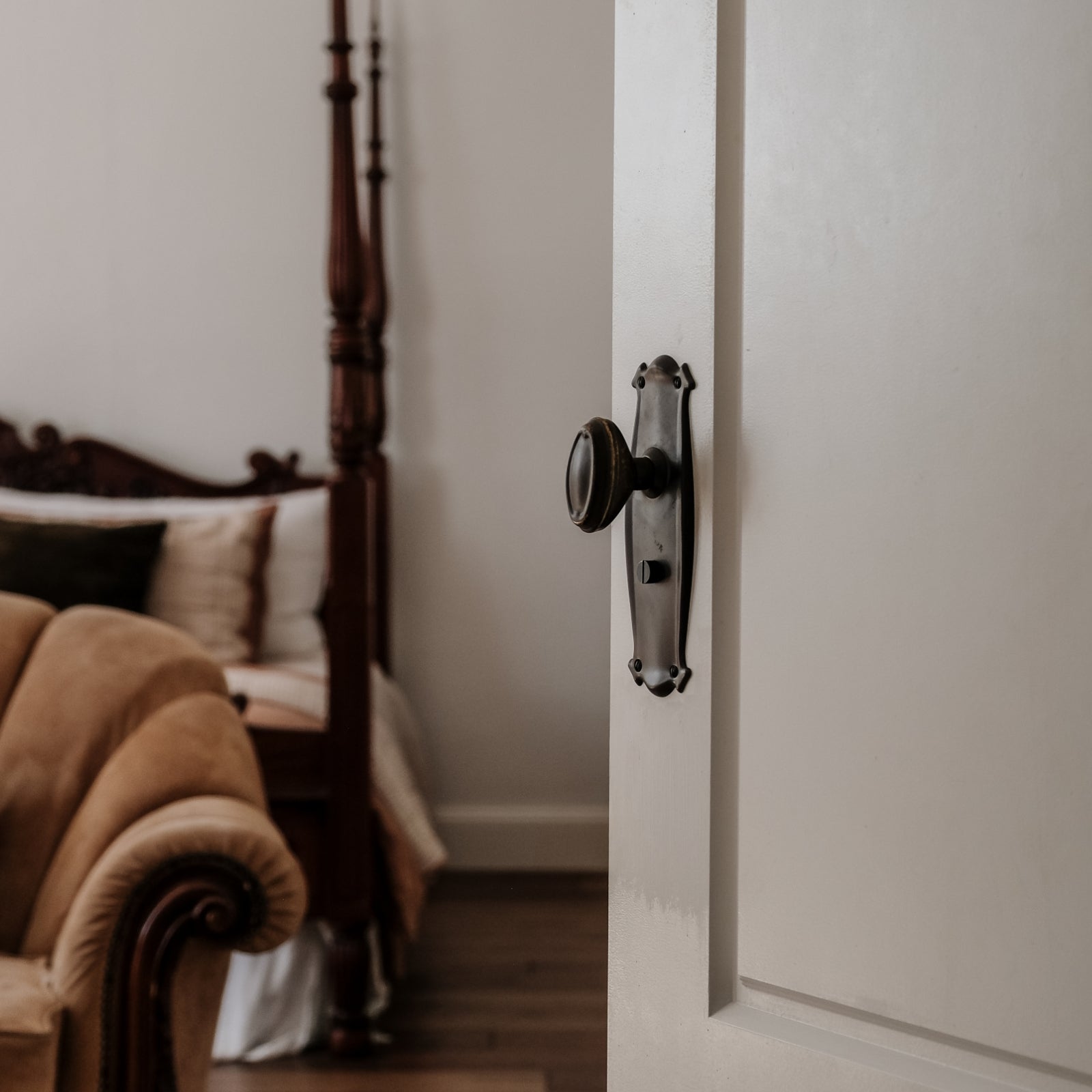Lifestyle TradCo Bungalow Door Knob Long Backplate Privacy Set Antique Brass 0830KPRIV60 - The Blue Space